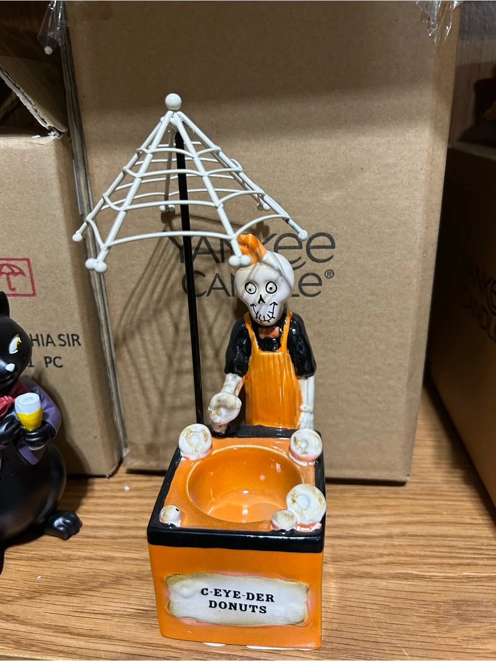Yankee Candle Co Halloween Skeleton Donut Display Bowl - new in box
